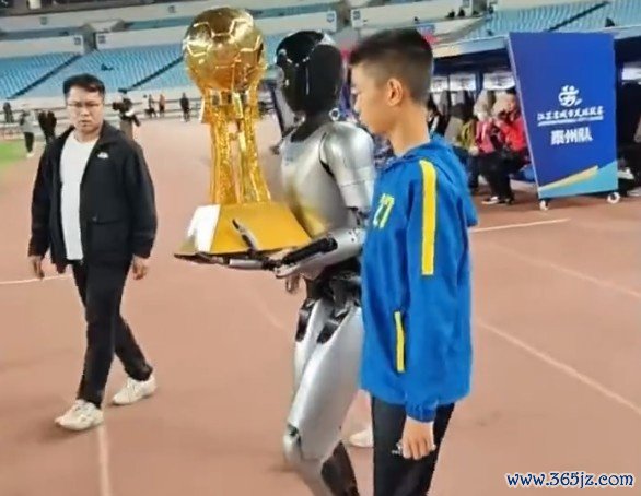 苏超总决赛  彩排进行：世界杯赛  同款飞猫系统亮相，机器人送第一名  奖杯